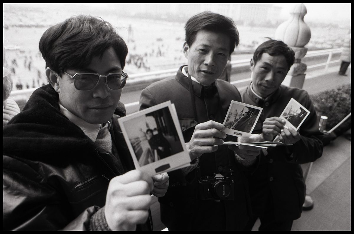 1988年1月1日,北京,天安门城楼正式对外开放.在天安门上拍到照片高兴