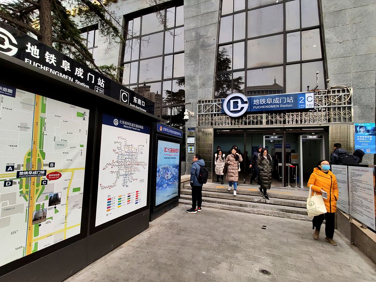 简述成都地铁的站内广播和报站广播