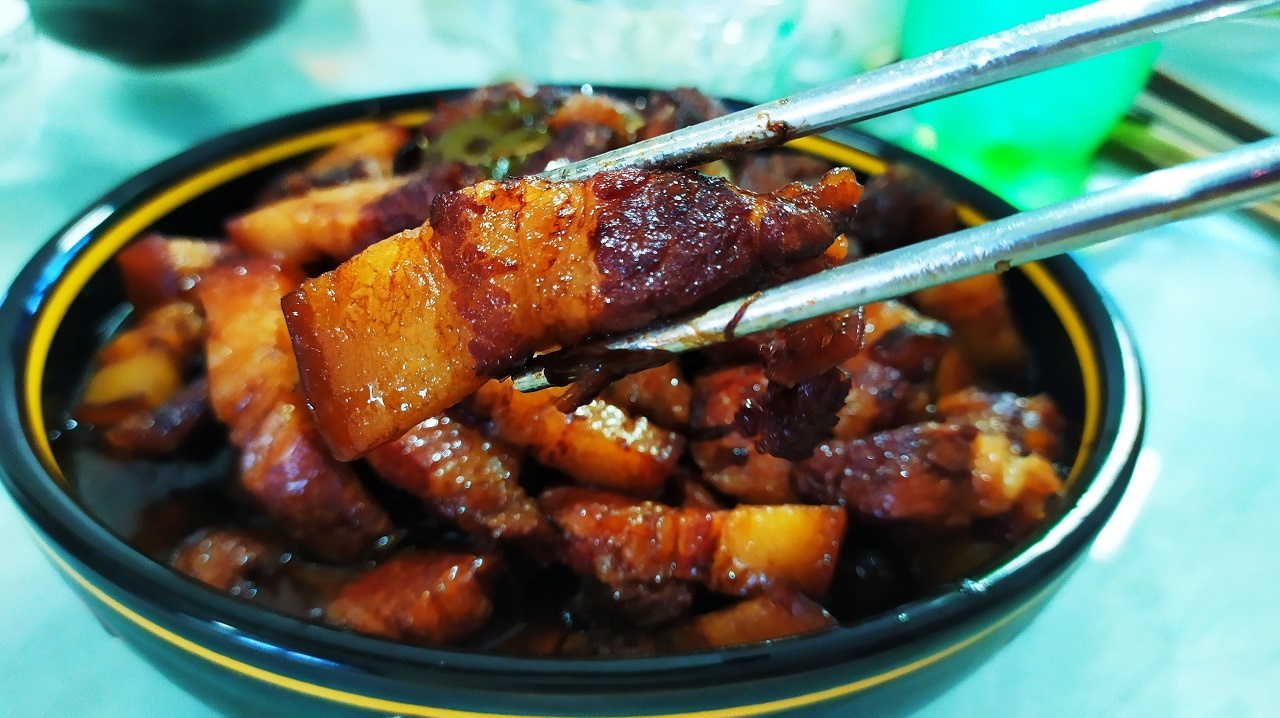红烧肉好吃的做法有窍门,晶莹剔透,肥而不腻,吃了30年都没吃够