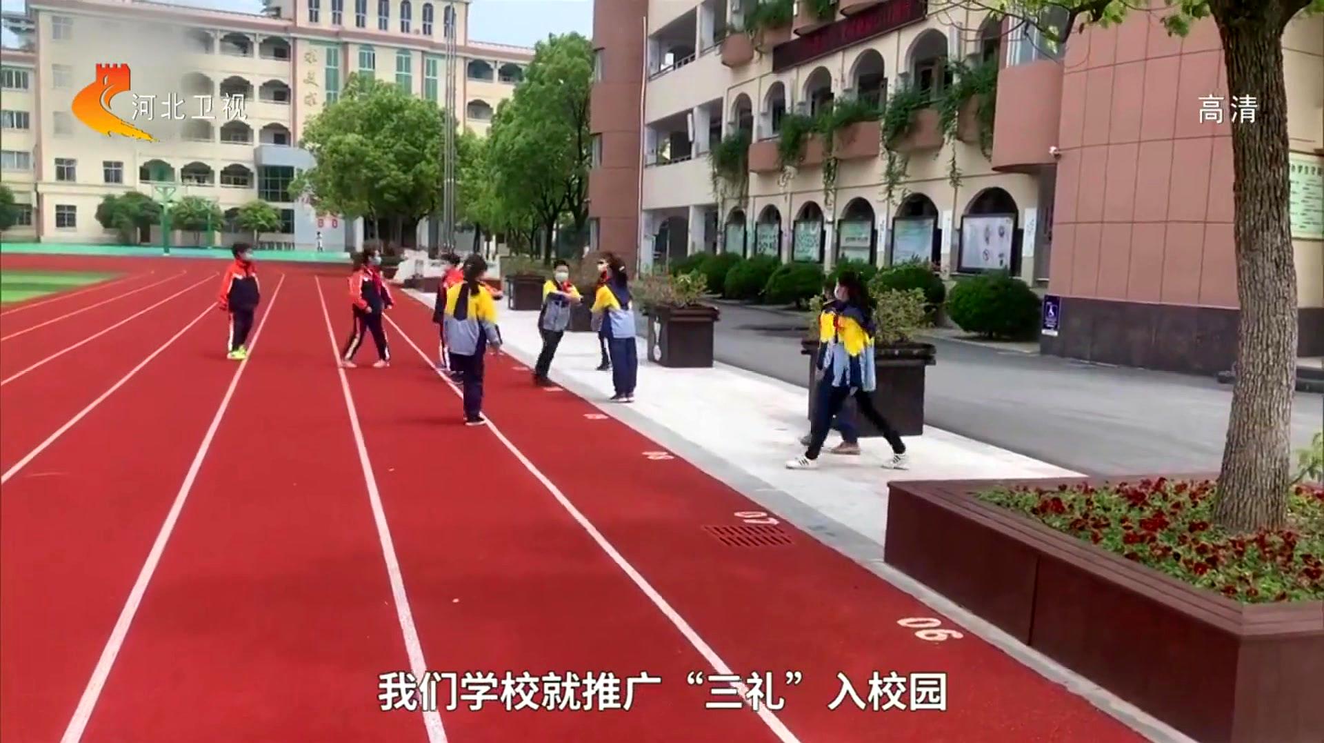 [图]中小学师生行“作揖礼”引热议,网友:演戏没必要!相关人员回应