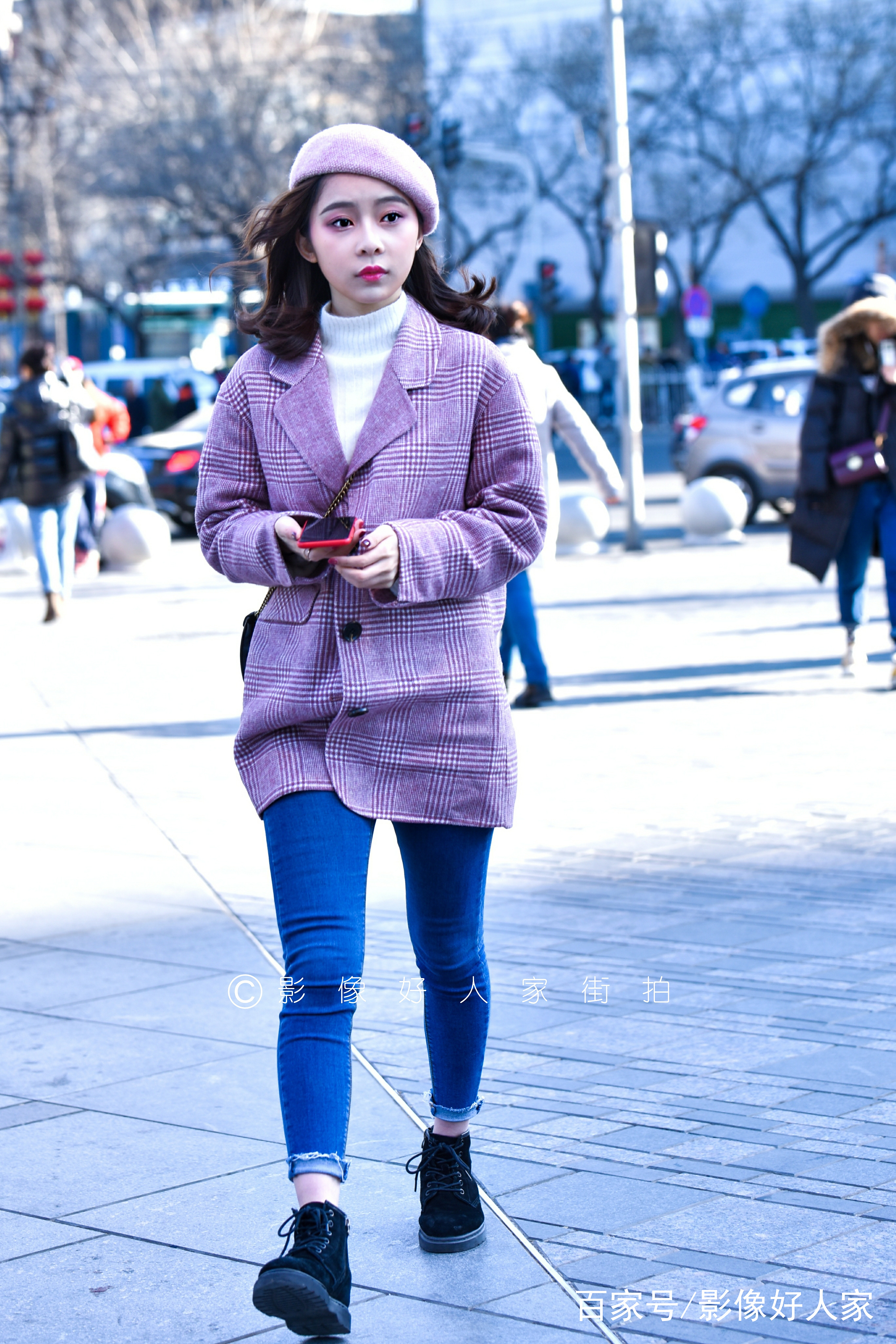 街拍:很会穿搭的女人，总是能把自己打扮得很时尚