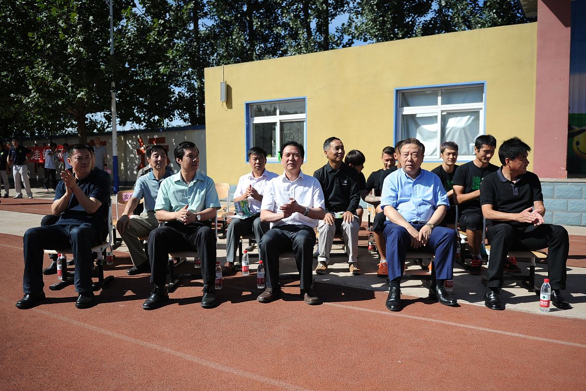 2014年9月15日,北京,国安球员走进平谷区第八小学与同学们一同踢球.**