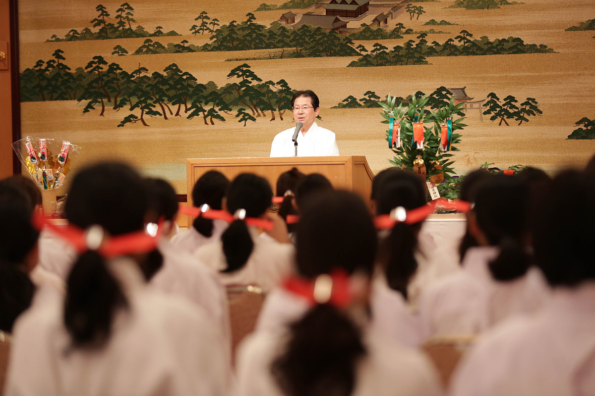 当地时间2016年12月23日,日本西宫,兼职巫女在培训.近百名女性聚集在