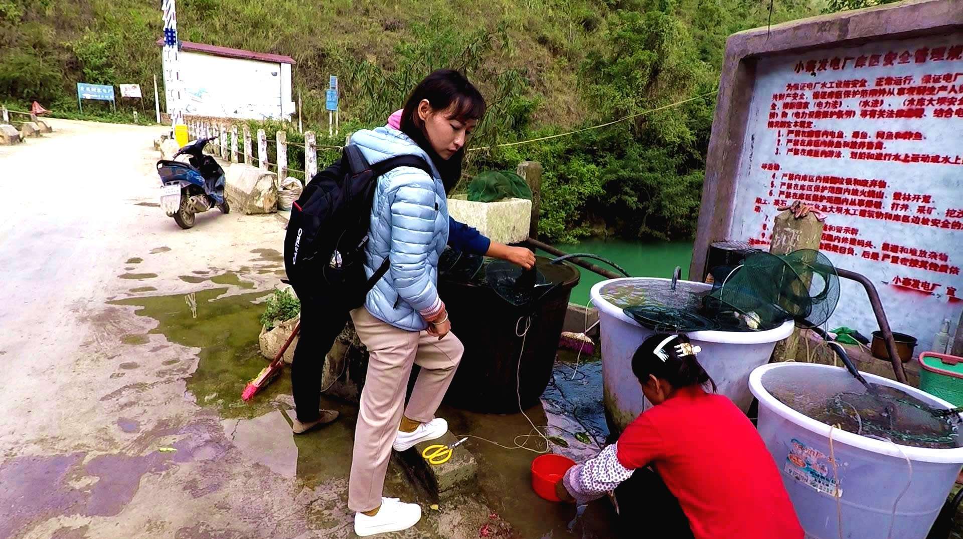 这里两县以南利河为界,河里产长胡子的鱼,这种鱼是野生的吗?