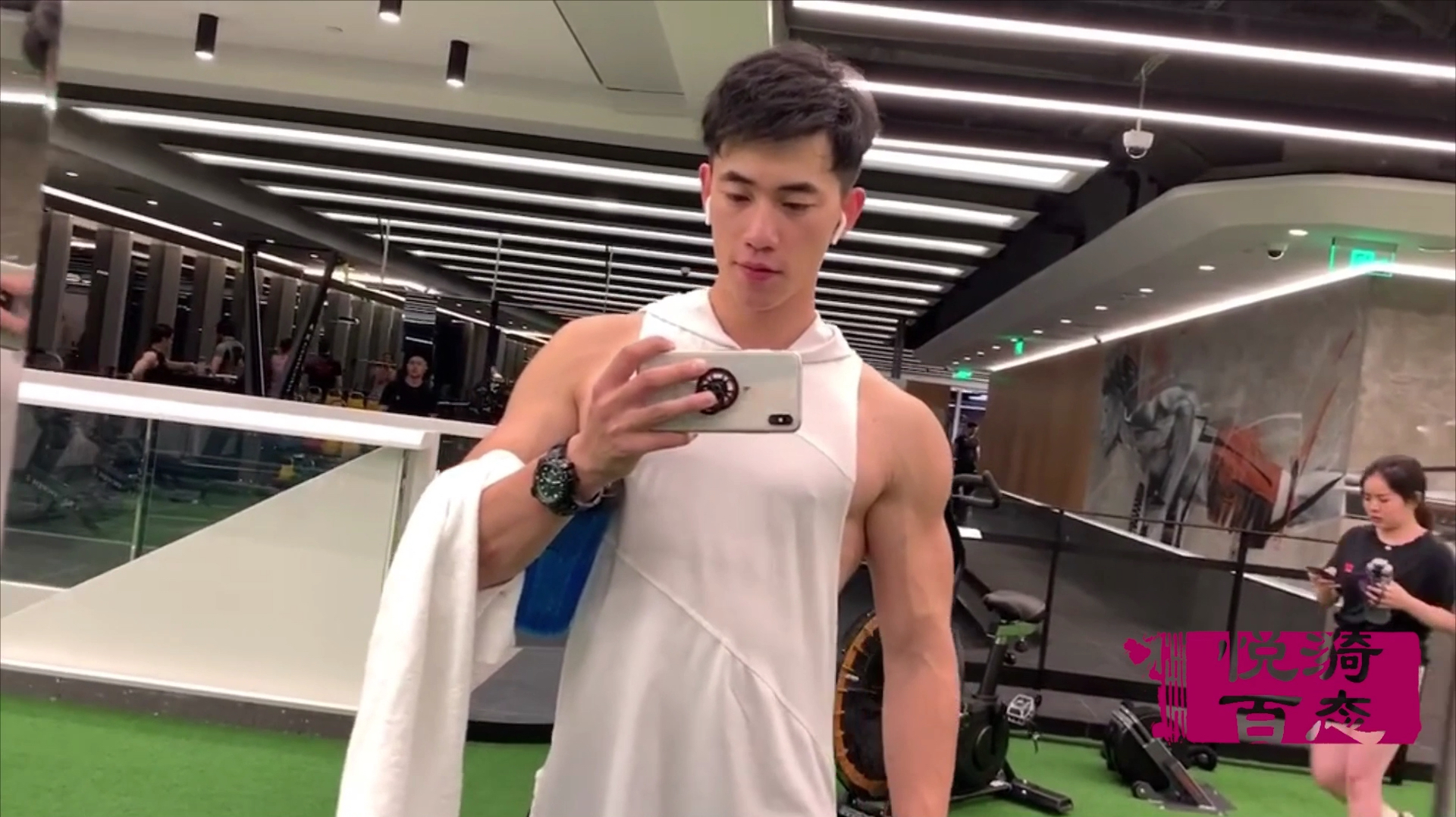 帅气的肌肉男秀麒麟臂,给力的肱二头肌尽显雄性魅力!