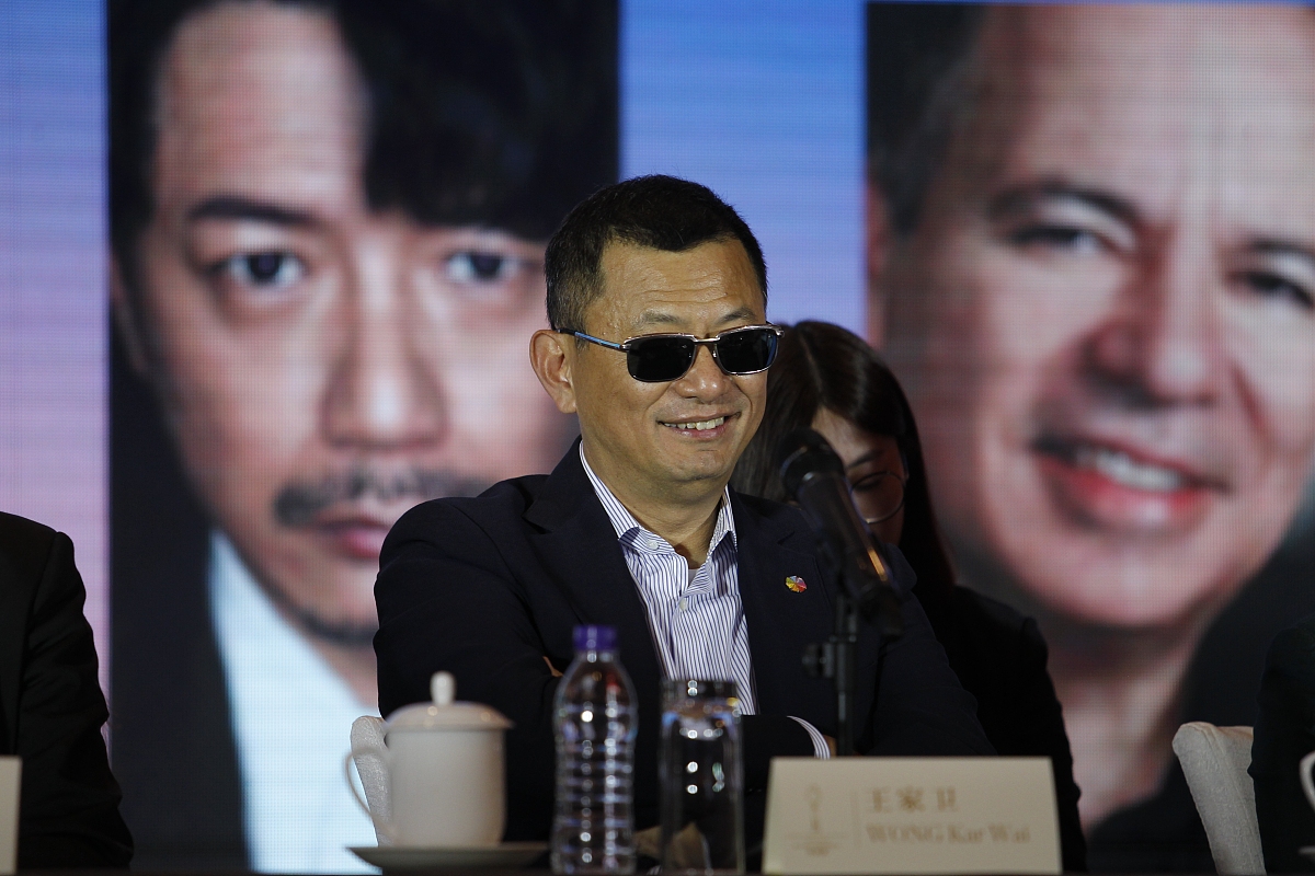 第8届北京电影节:王家卫领衔天坛奖评委亮相 舒淇戴民族风耳环一笑倾