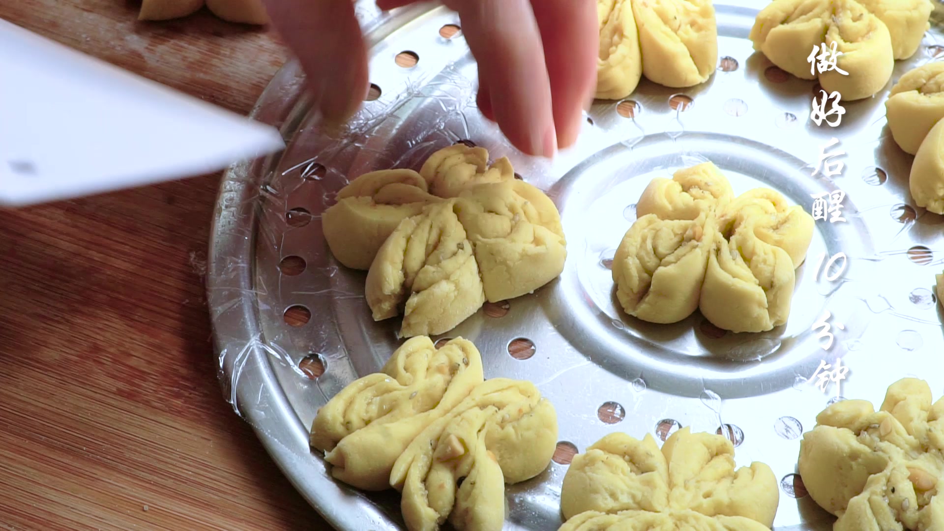 农村大妈教你面食创意做法,芝麻花型馒头,详细配方告诉你,松软