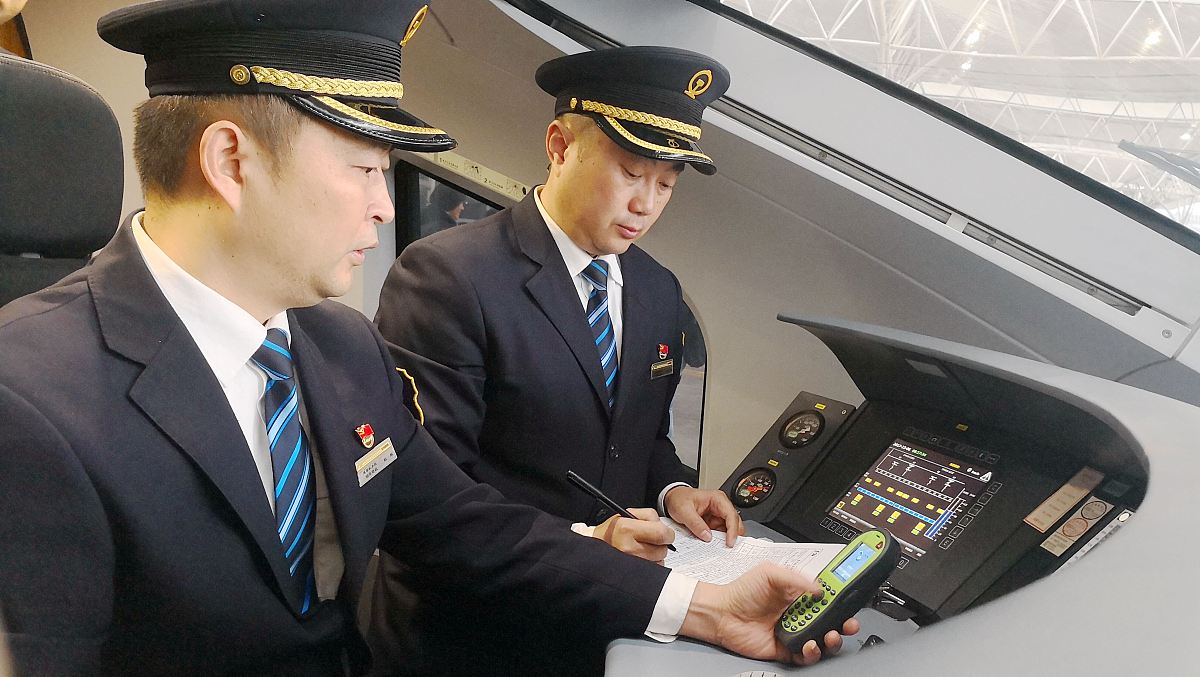 成都高铁学校奢侈品销售专业就业前景分析 - 广阔的职业发展空间