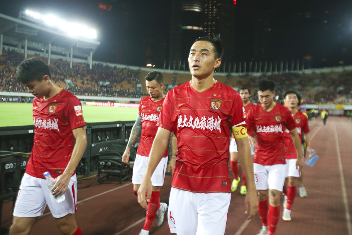 2018中超第14轮:广州恒大淘宝5-0重庆斯威 恒大球员赛后谢场