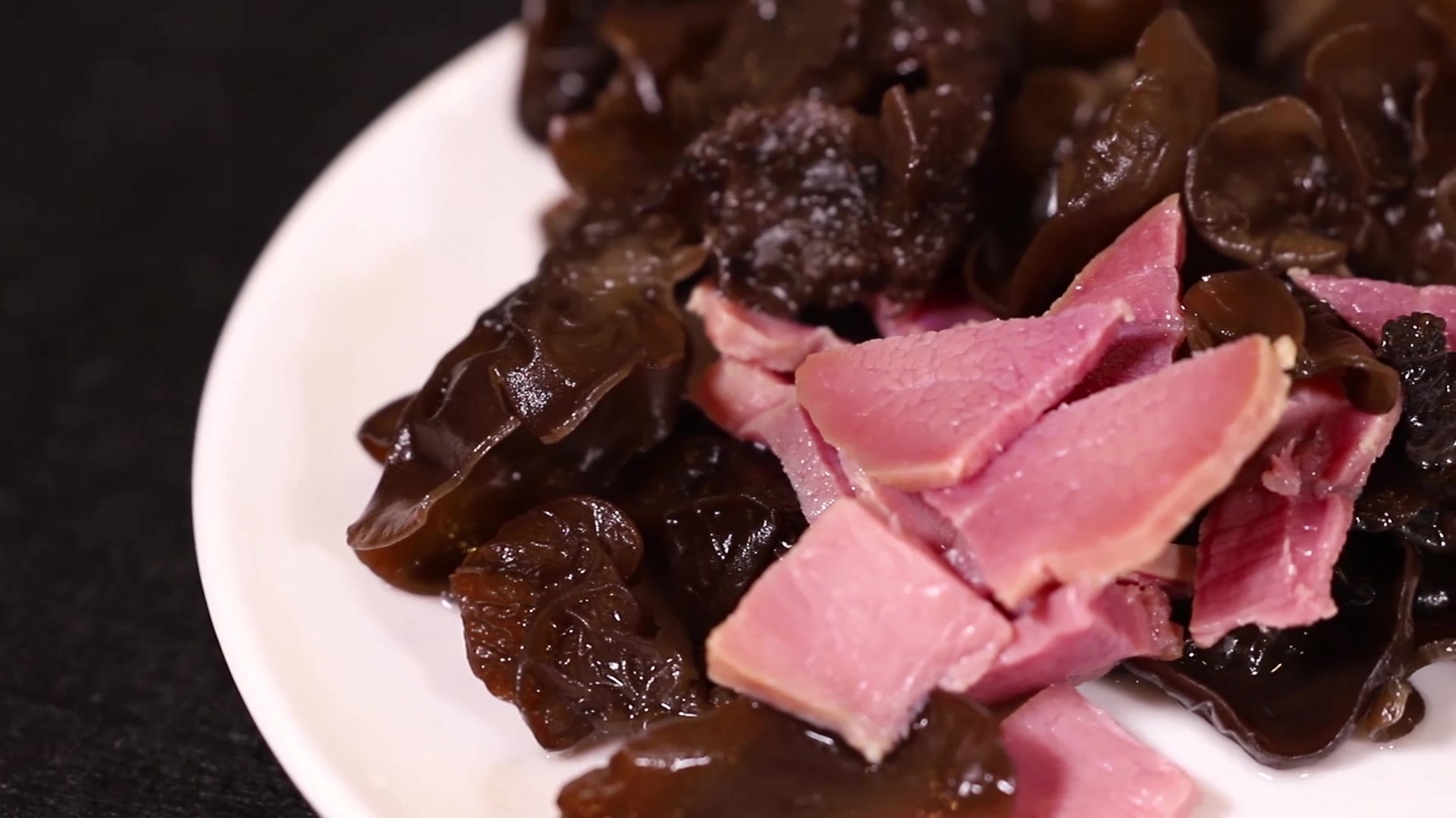 传统名菜——石耳炖石鸡,清热解毒必备,不知道的了解一下?