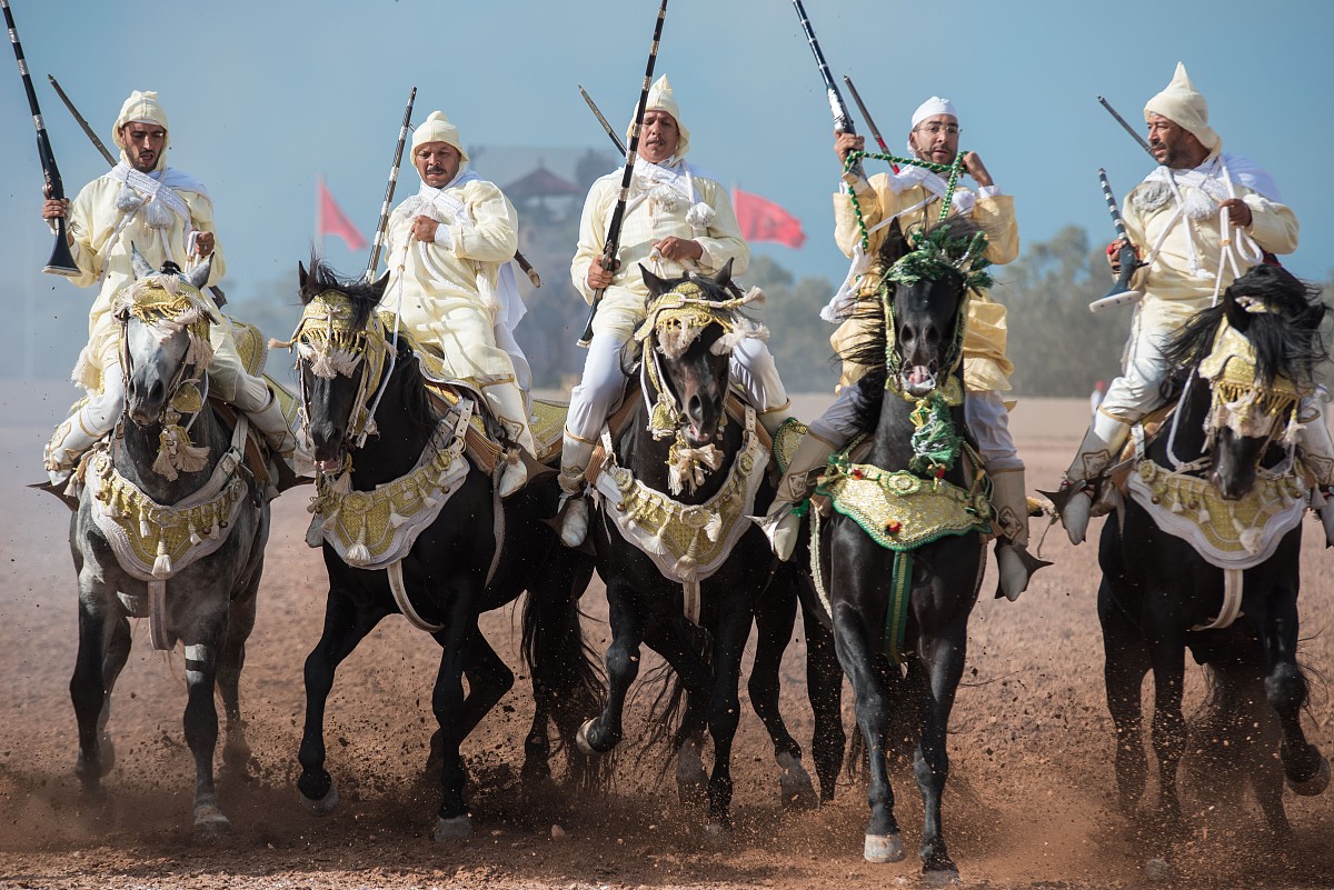 当地时间2017年10月18日,摩洛哥al jadida,摩洛哥举行传统马术节,骑手