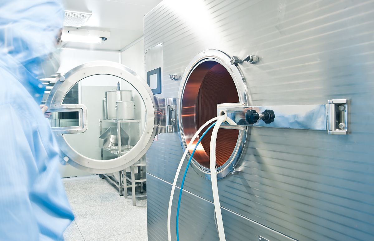 把下面这段话改通顺一点：人眼安全的2mathrmmu m波段激光处于大气窗口之一在激光雷达、激光测距以及光电对抗等领域具有广泛的应用。2mathrmmu m激光波长接近于水的吸收带对生物组织造成的损伤小是微创医疗手术中的理想光源。2mathrmmu m激光还可以作为可靠的泵浦源用于光学参量振荡器OPOs产生3~6mathrmmu m中远红外波段激光。因此研制高功率、紧凑型的2mathrmmu m激