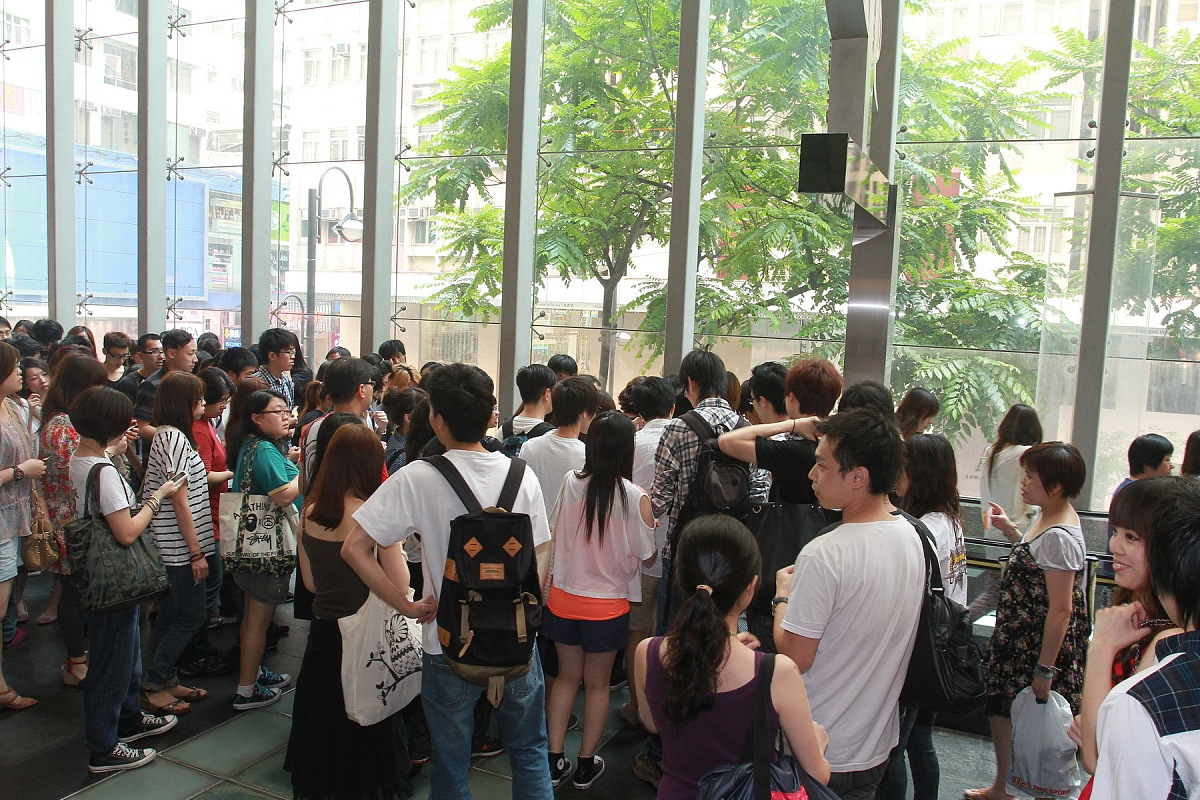 2011年5月28日,香港,日本乐队l'are~en~ciel直播演唱会前夕,粉丝到场.