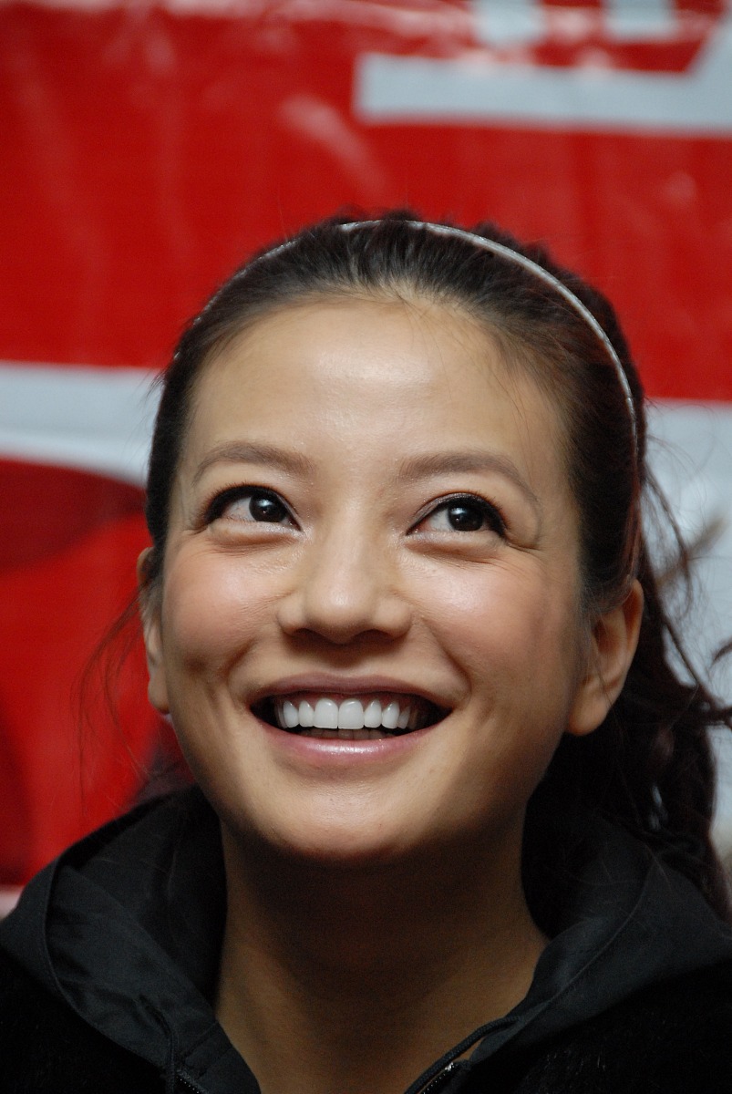 以张庭真实素颜状态曝光皮肤蜡黄身材走样老态明显状态不如素人你怎么看？为题写一篇2000字的文章原创度90以上。