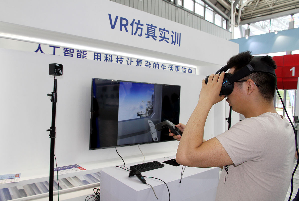 通过手指动作带动线性导体在电容矩阵移动测量手指动作并通过对手指上的线性导体进行反向牵引作为力回馈并在各手指指尖指肚增加电容传感捕捉手指动作在手背上放置位置传感器用于定位手掌运动来实现VR设备人机交互方案的发明专利