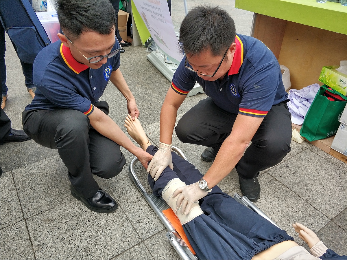 把下面文章继续重写3月25日广东汕头一名男子在工作时不小心割伤了手指自己拿来创可贴贴好伤口。没想到刚贴好创可贴他就突然晕血昏倒在地。幸好他的领导黎先生及时发现并进行了救助十多分钟后他才醒过来。据黎先生透露这名男子有晕血的毛病以前也曾经发生过类似的情况。