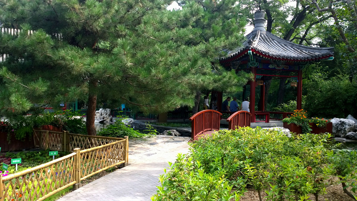 写一首有三节的押韵歌词每一节都以你一句春不晚我来到真江南开头句子长短交错最后一句要与南押韵