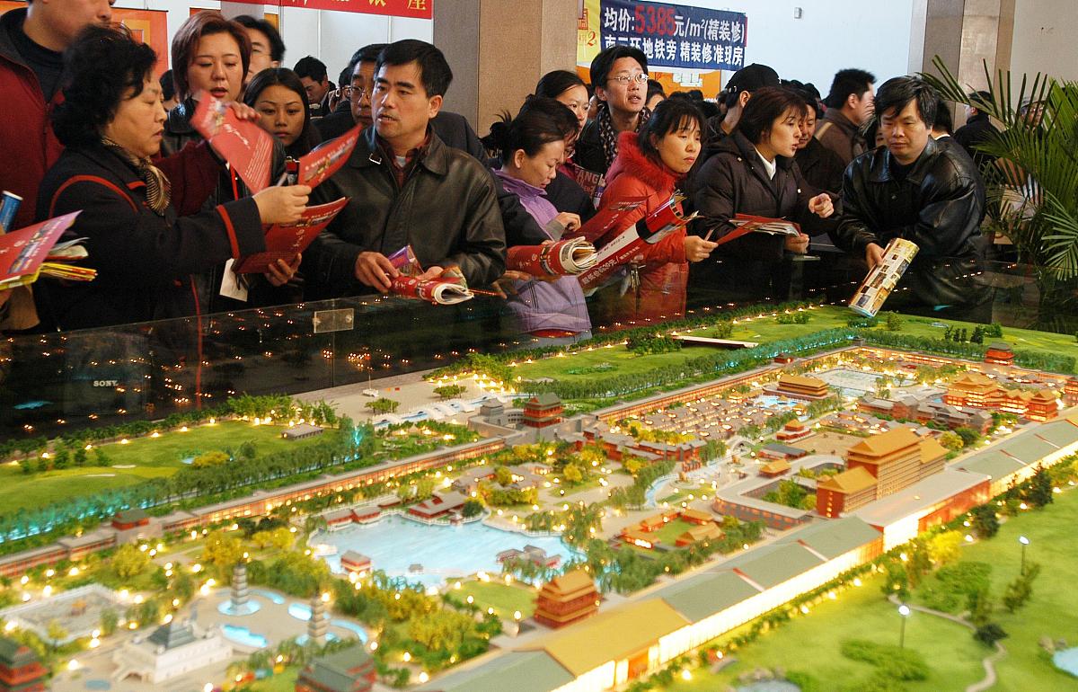 2004年2月28日,哪里才是自己的家?众多购房者在一家楼盘的前寻找自己