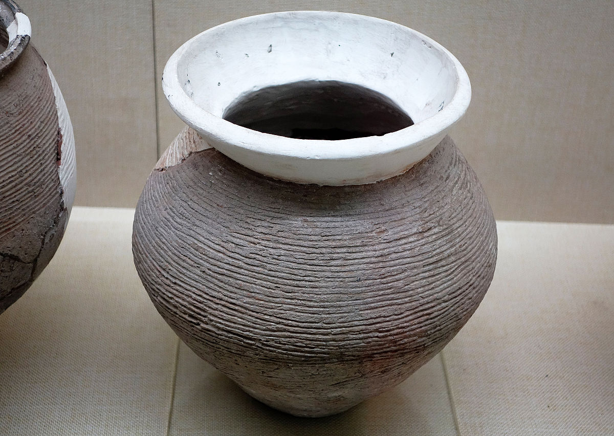 2016年11月25日,横纹灰陶罐,新石器时代,内蒙古师范大学博物馆文物.