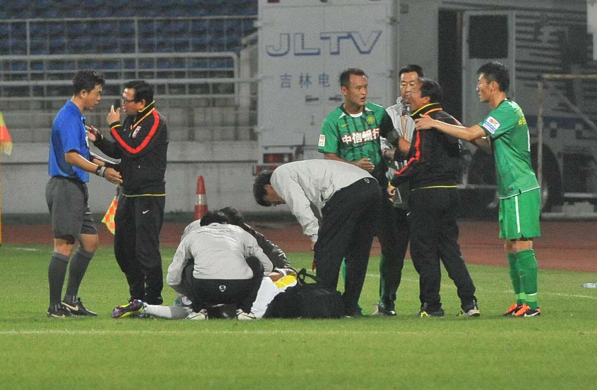 长春主教练冲进场与裁判理论***_***2011年9月14日,长春,2011中超第12