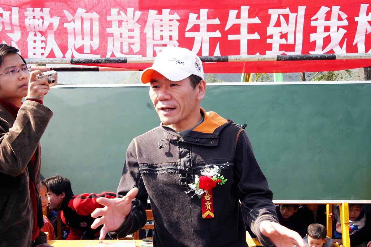 2004年2月9日上午10时,台湾著名歌手赵传在南宁应邀参加由广西希望工