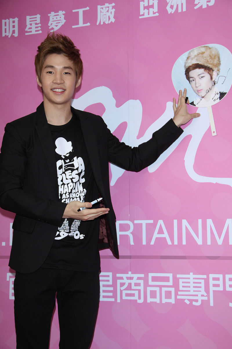 2011年7月8日,台北,"s.m.官方明星商品专门店"开业.super junior-m团
