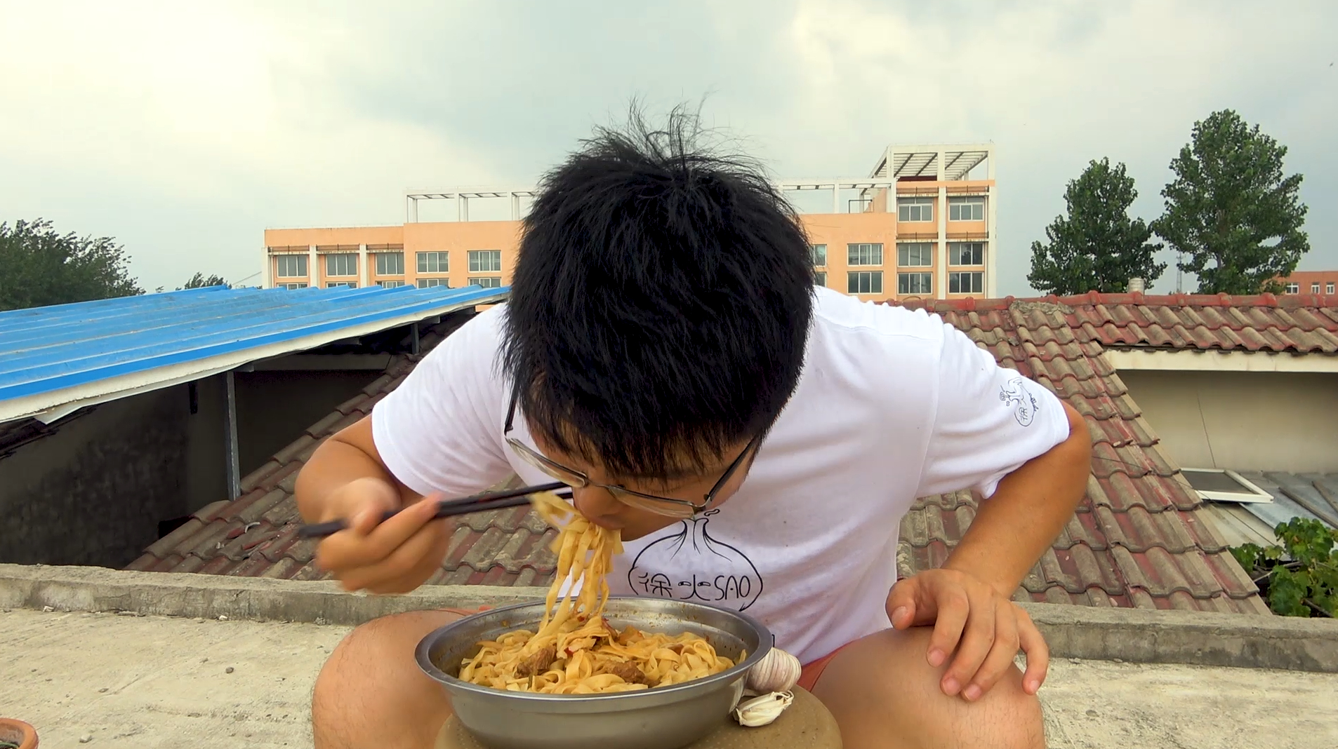 大sao做红烧牛肉面,三袋榨菜配一斤牛肉,楼顶吸面吃蒜,真舒服