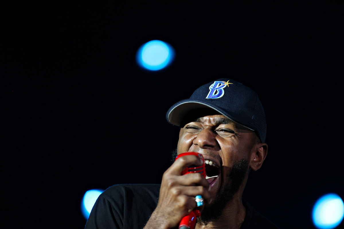 写一段带副歌的中文说唱歌词