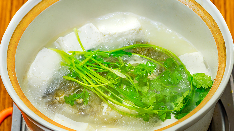 香滑的芫茜豆腐鱼头汤来了