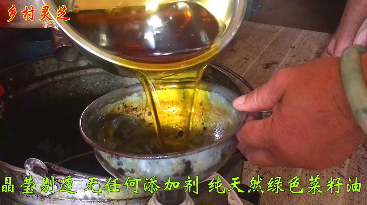 美女实拍农村榨菜籽油全过程,四道工序就可以油渣分离,满屋飘香