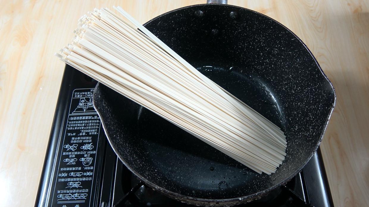 挂面最解馋的做法,煮完再炒一炒,上桌比吃大鱼大肉都香