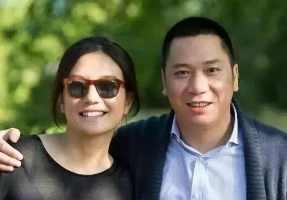 赵薇深夜买醉,不顾女儿老公,自己回北京