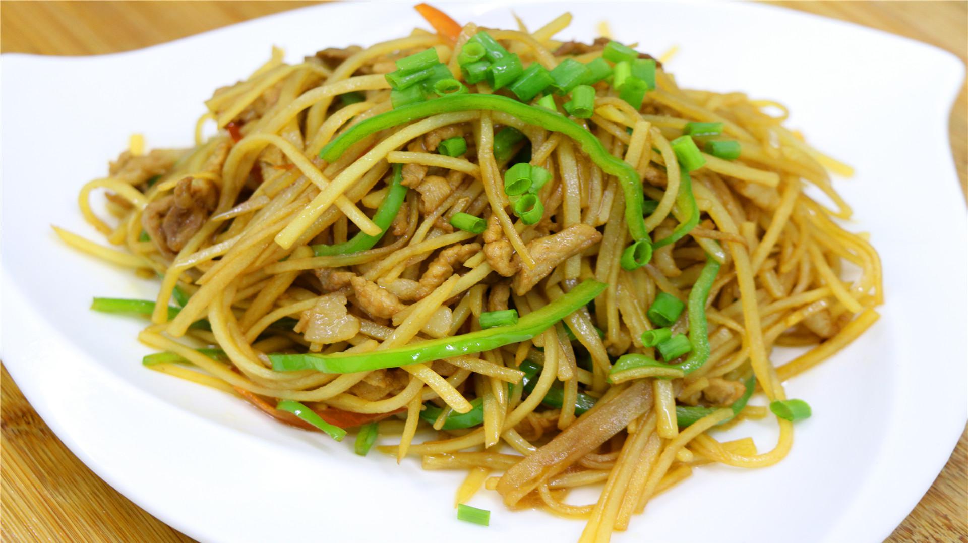 简单的家常菜土豆炒肉丝,肉丝鲜香土豆丝脆嫩,吃一口真香