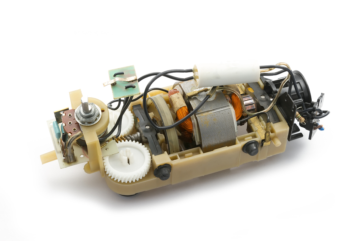 论述分析汽车制动系统中的驱动技术写成一段话形式不少于1000字。