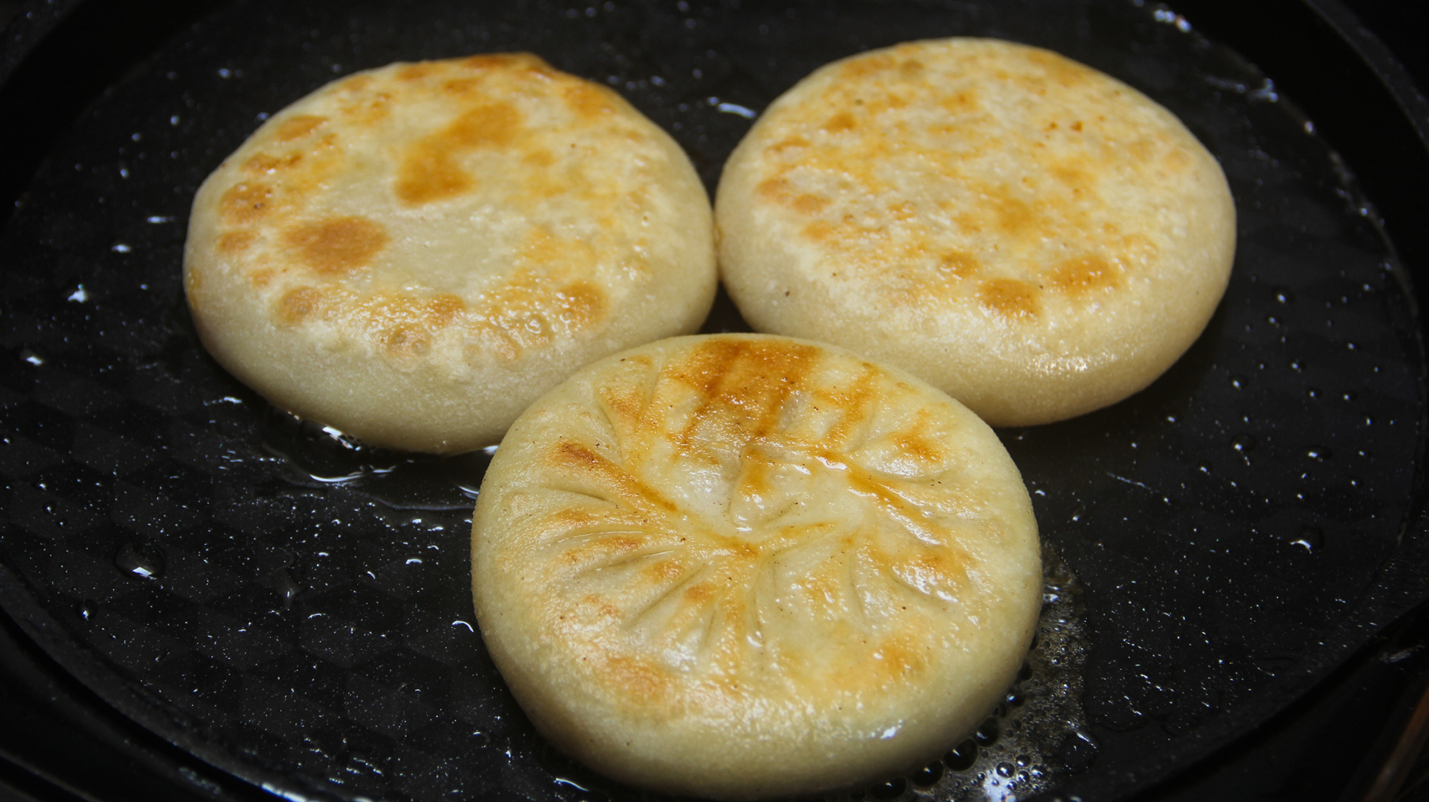 这菜做馅饼最解馋,外酥里软、鲜嫩多汁,比三鲜馅的好吃多了