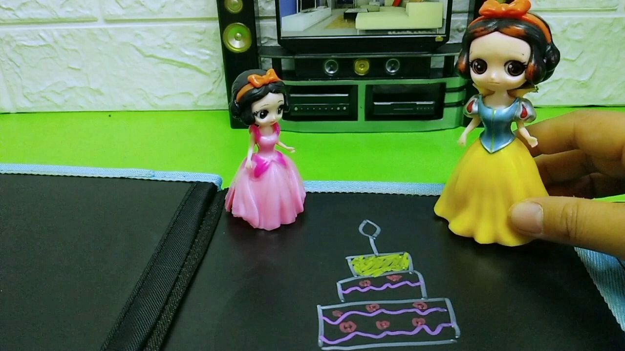小白雪生日,妈妈给她画了一个生日蛋糕,小白雪好想吃蛋糕啊!