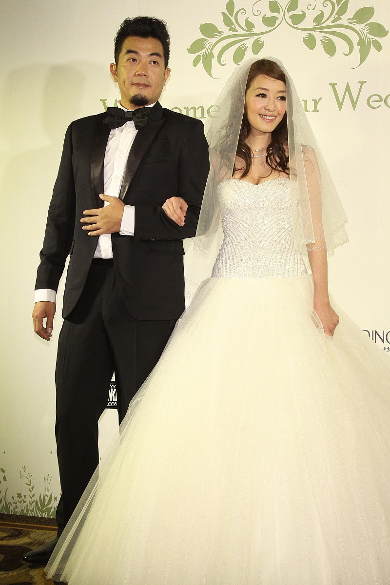 2012年8月11日,台北,37岁的路嘉怡与制作人汤宗霖大婚.***_***路嘉怡 