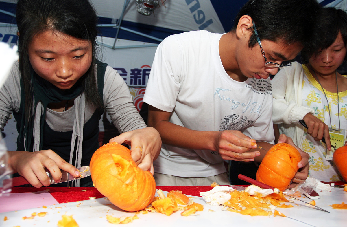 2008年11月1日,福州,福建农林大学学生在科技节制作过万圣节用的南瓜