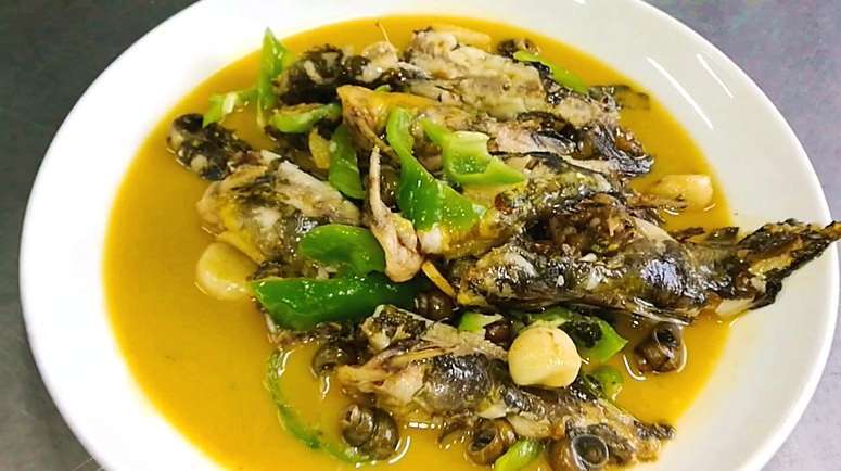 看星级酒店江鲜大师做白汁昂刺鱼螺蛳,鱼肉鲜嫩,螺蛳透鲜好吸