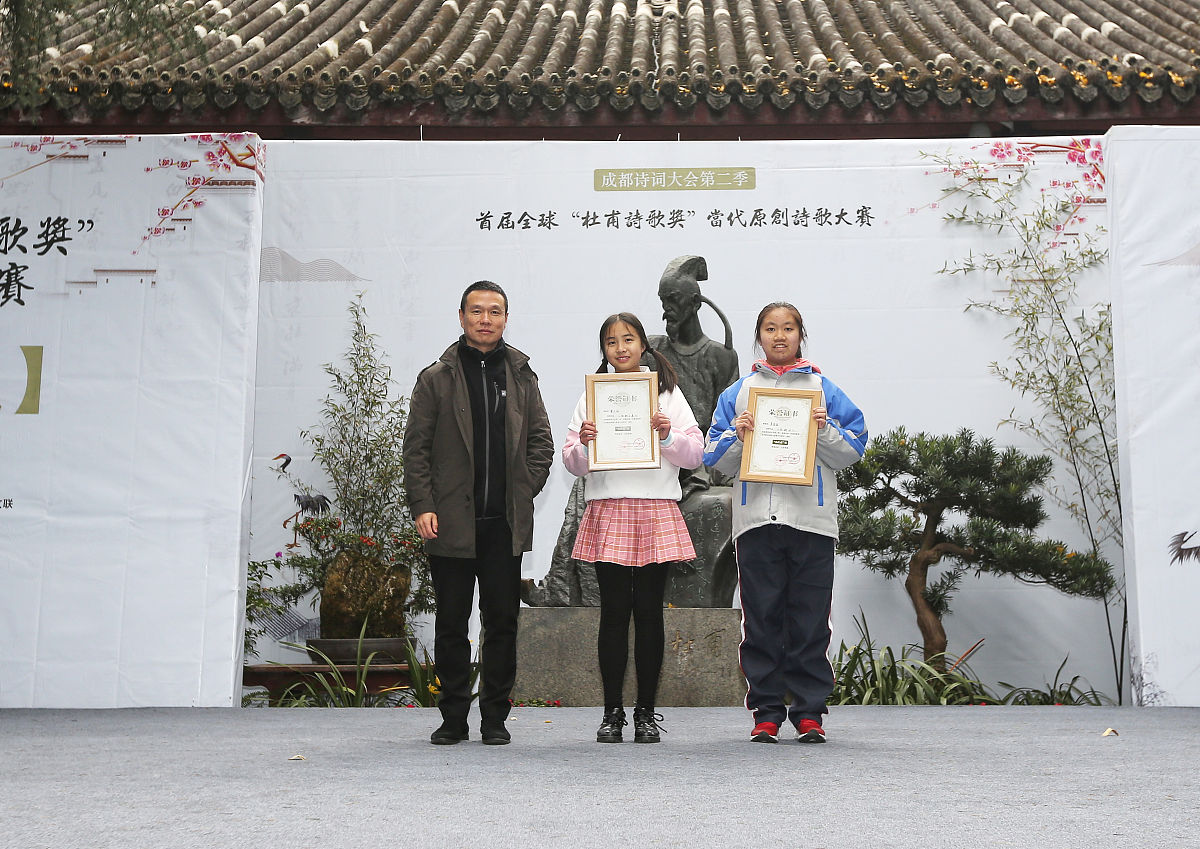 我的论文题目是雷沛鸿在西江学院实践研究我希望你以历史学硕士的身份写一段1945年雷沛鸿在西江学院的实践研究