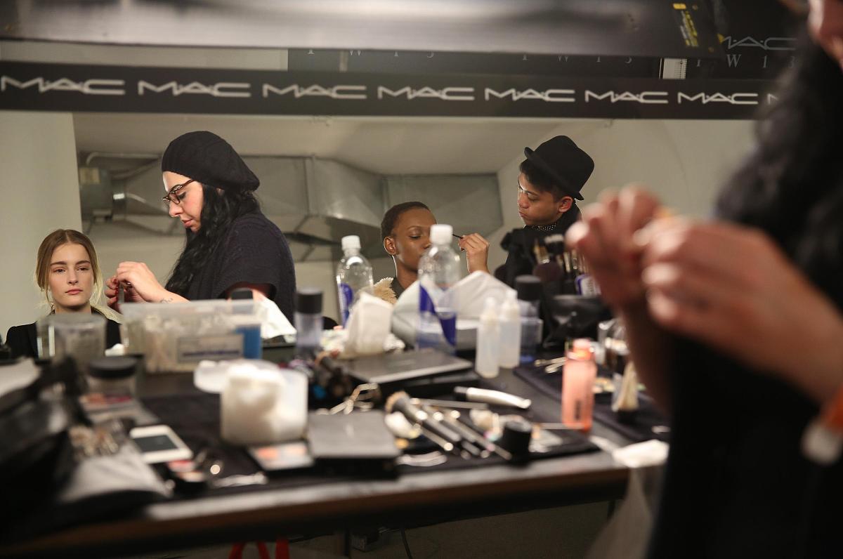 后台 , new york, ny - february 08:  models prepare backstage at 