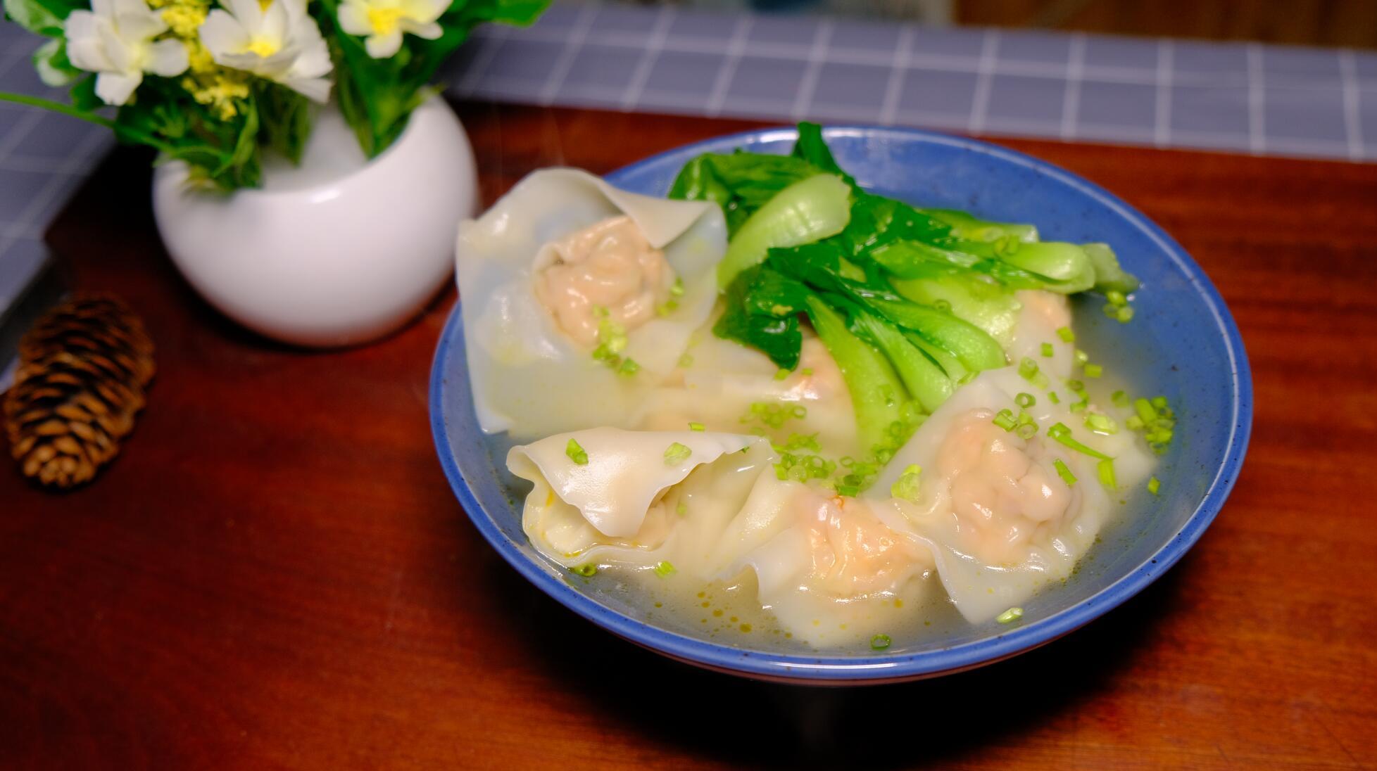 这个配方的鸡汤鲜虾馄饨比加盟店的都好吃,并且馄饨的包法很简单