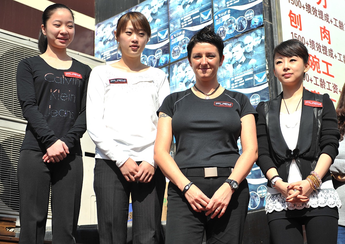 2011年<strong>9</strong>月27日,长春,众9球美女出席活动为球迷签名.