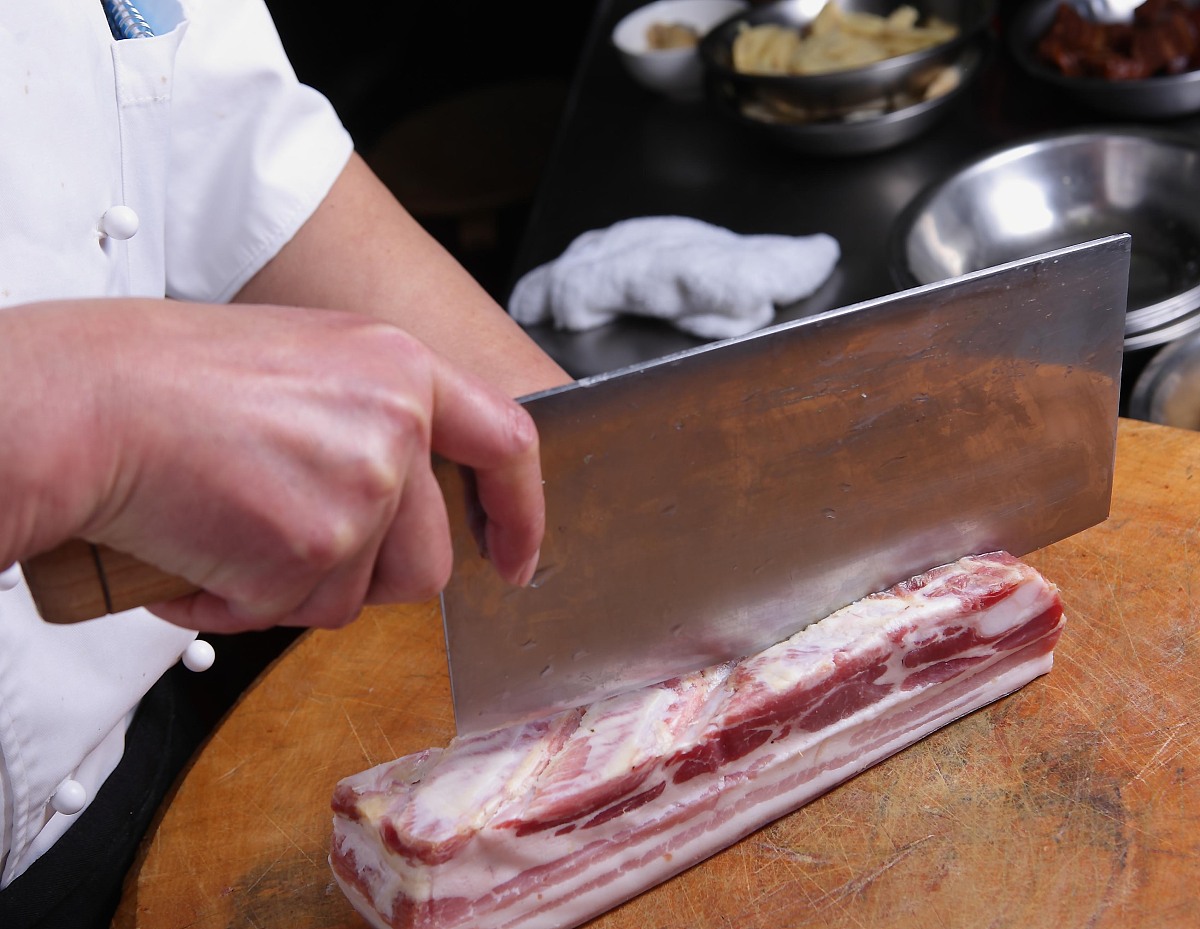 在家闲着不如试试这个方法坚持三天看你能不能瘦下来。早餐一个苹果一个鸡蛋午餐两块紫薯晚餐一杯酸奶一个苹果。坚持三天告诉我你瘦了几斤？好好吃饭我是你们的王涛老师。上述内容进行洗稿开头吸引人主体意思不变换一种表达方式符合抖音爆款文案