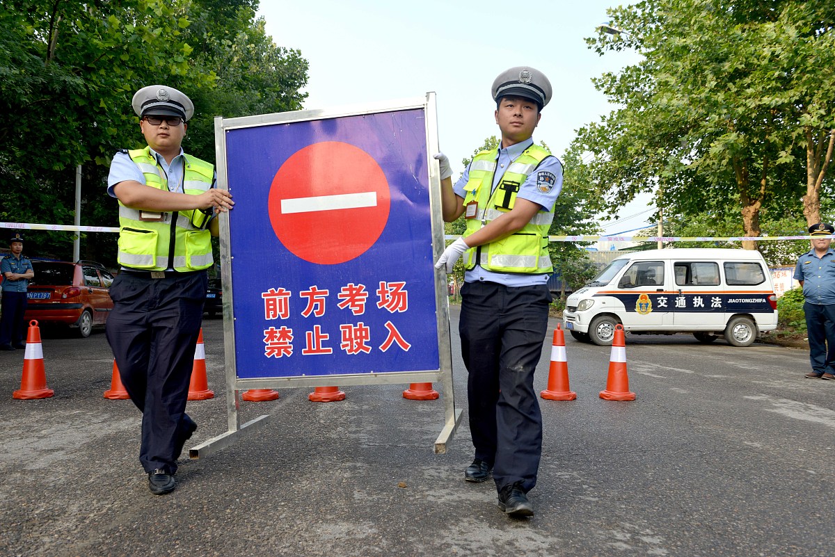 交警敲门行动：守护道路安全，敲开平安之门
