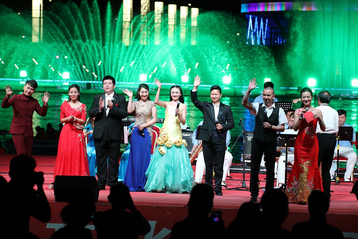 谢玉银节日晚会：精彩表演与感人致辞