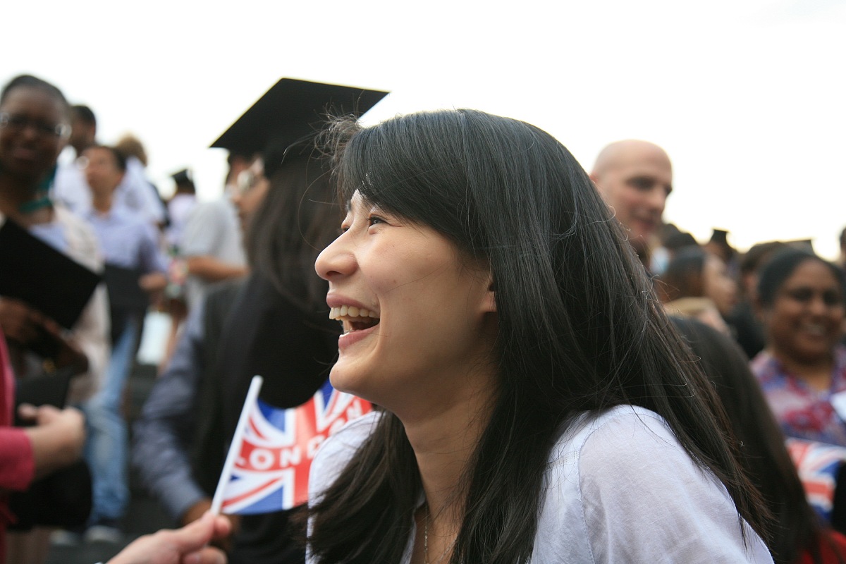 2012年5月30日,伦敦,250名来自100多个国家的留学生在英国伦敦齐抛毕