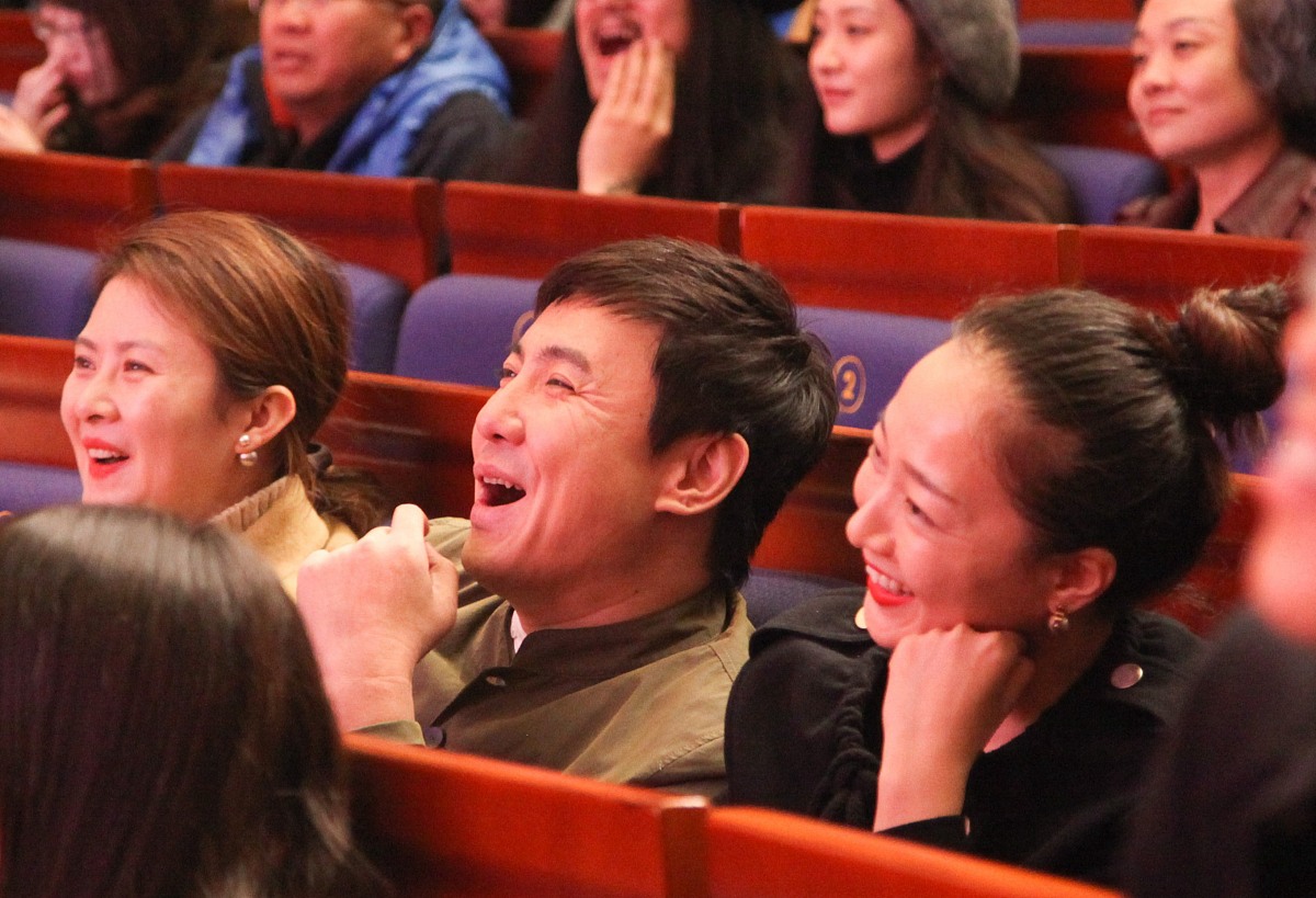 《驴得水》是周申、刘露编剧导演的喜剧电影由任素汐、大力、刘帅良等主演故事的主要人物都生活在一所乡村小学当中。校长为了得到上级发下来的教学资金而谎报了学校的老师数量。将一名不存在的英语老师驴得水也算在了其中。随着上级特派员的到来乡村小学里的老师、校长开始慌了手脚。为了应付特派员他们找人假冒了驴得水老师。虽然顺利骗过了特派员却迎来了更大的麻烦在特派员离开不久之后他们得知外国人想要资助驴得水老师。但是在