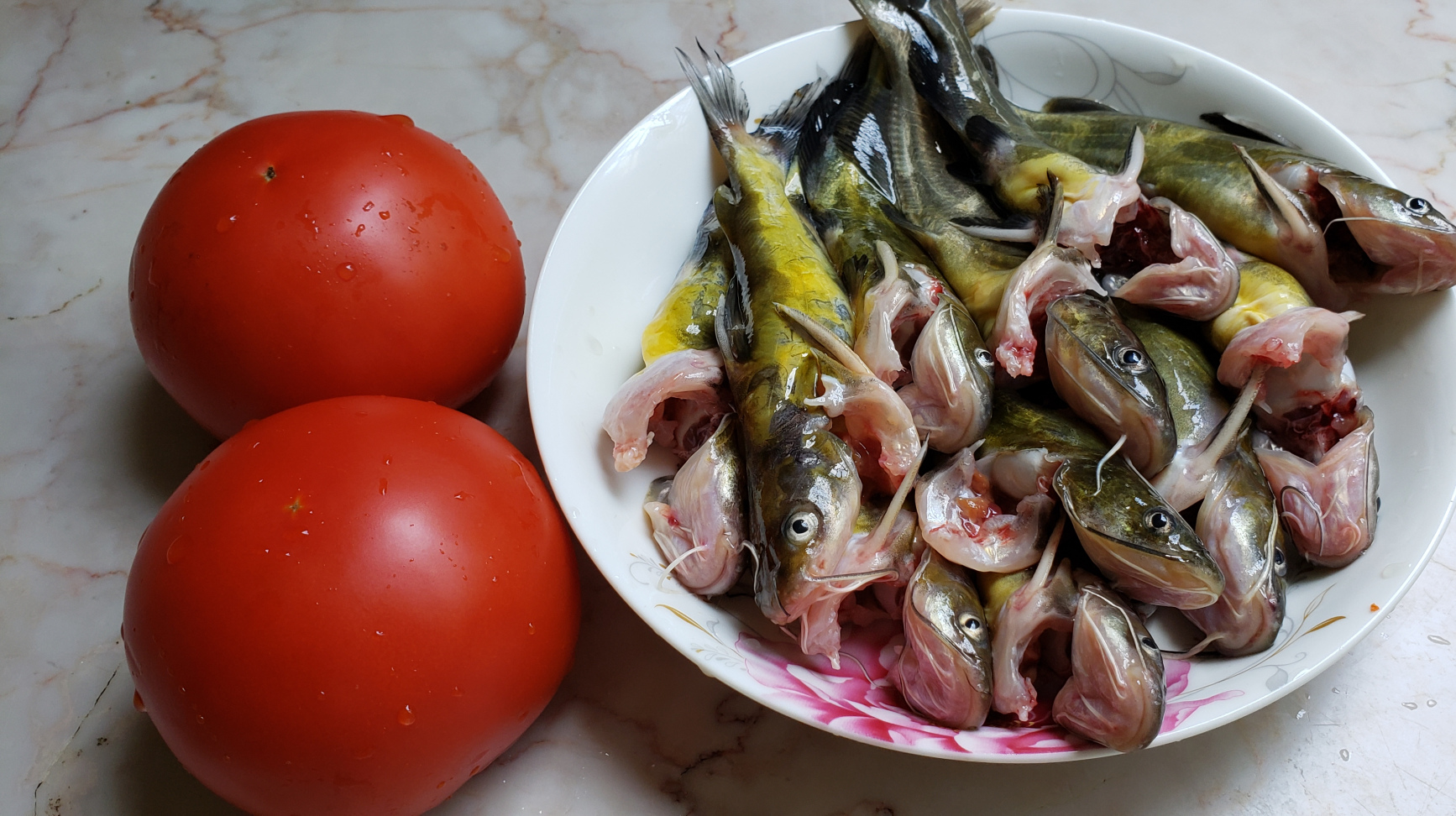 黄骨鱼里加两个番茄,这样做真的是太好吃了,鲜香美味,食欲大开