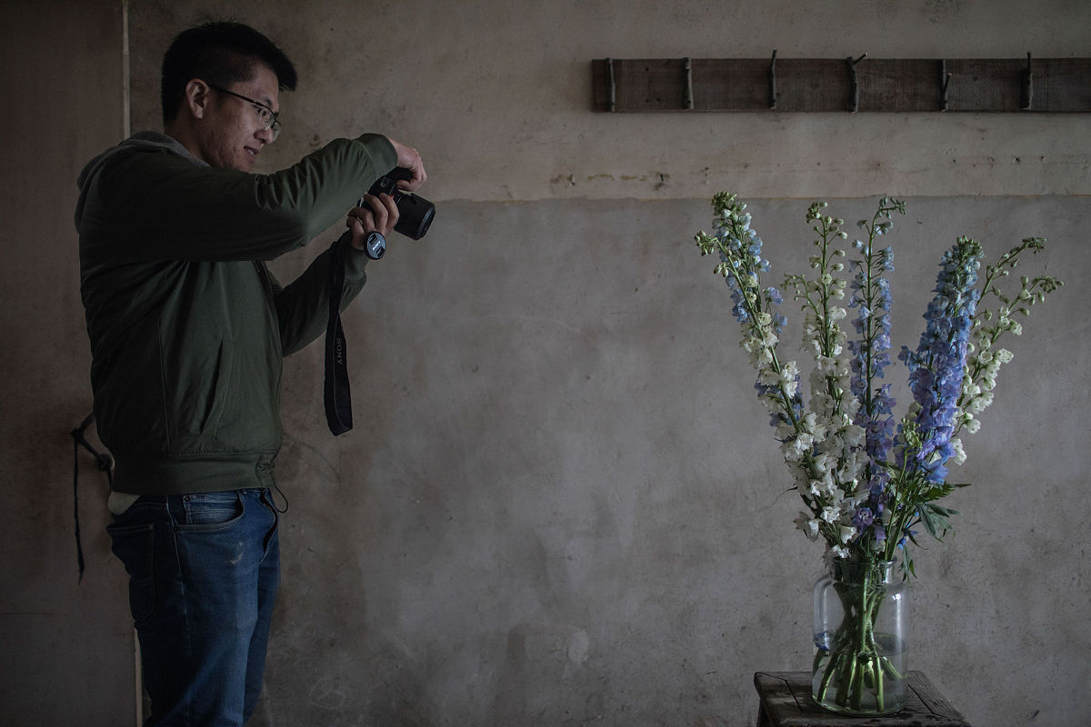 2019年3月2日,杭州,he在网上开了一家名为"植物图书馆"的花店,每一束